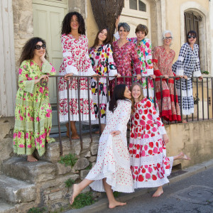 Collection 2020, l'été de Jeanne, En plein coeur d'Arles, une petite boutique de vêtements féminins,
chaleureuse, conviviale, un brin comme chez soi. Pleine de jolies créations de prêt à porter, au quotidien, comme en vacances.
Des couleurs lumineuses, gaies, des tenues originales, on ne peut plus féminines,
décontractées, pour des filles bien dans leurs baskets.