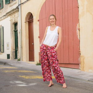 Collection 2020, l'été de Jeanne, En plein coeur d'Arles, une petite boutique de vêtements féminins,
chaleureuse, conviviale, un brin comme chez soi. Pleine de jolies créations de prêt à porter, au quotidien, comme en vacances.
Des couleurs lumineuses, gaies, des tenues originales, on ne peut plus féminines,
décontractées, pour des filles bien dans leurs baskets.