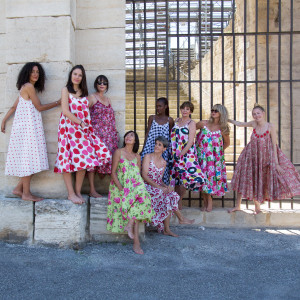 Collection 2020, l'été de Jeanne, En plein coeur d'Arles, une petite boutique de vêtements féminins,
chaleureuse, conviviale, un brin comme chez soi. Pleine de jolies créations de prêt à porter, au quotidien, comme en vacances.
Des couleurs lumineuses, gaies, des tenues originales, on ne peut plus féminines,
décontractées, pour des filles bien dans leurs baskets.