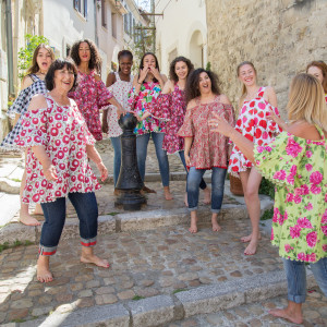 Collection 2020, l'été de Jeanne, En plein coeur d'Arles, une petite boutique de vêtements féminins,
chaleureuse, conviviale, un brin comme chez soi. Pleine de jolies créations de prêt à porter, au quotidien, comme en vacances.
Des couleurs lumineuses, gaies, des tenues originales, on ne peut plus féminines,
décontractées, pour des filles bien dans leurs baskets.