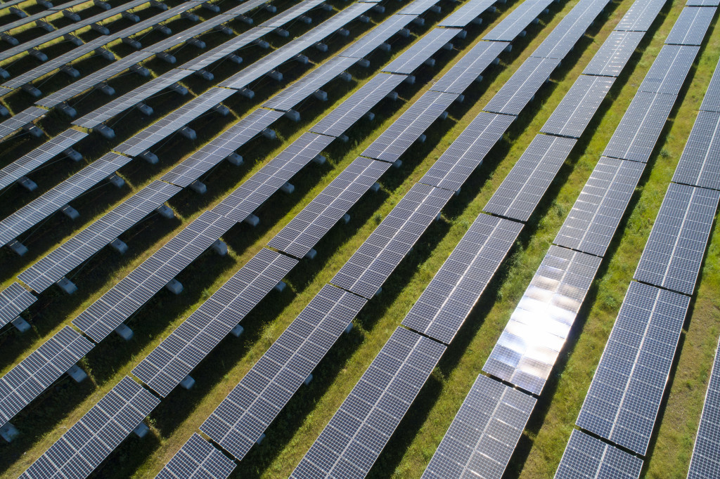 Lézignan-la-Cèbe, centrale solaire photovoltaïque Urbasolar dans l'ancienne carrière de Nizas et Lézignan-la-Cèbe
