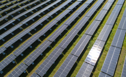 France, Hérault (34), Lézignan-la-Cèbe, centrale solaire photovoltaïque Urbasolar dans l'ancienne carrière de Nizas et Lézignan-la-Cèbe (vue aérienne)