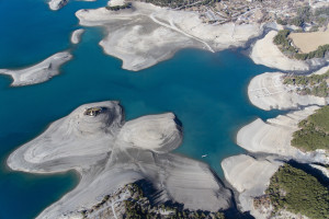 France, Hautes-Alpes (05), lac de Serre-Poncon, niveau bas 25 mètres sous le niveau optimal, Chapelle Saint-Michel de Prunières accessible à pied  (vue aérienne)