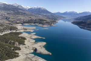 France, Hautes-Alpes (05), lac de Serre-Poncon, niveau bas 25 mètres sous le niveau optimal, Chapelle Saint-Michel de Prunières accessible à pied  (vue aérienne)