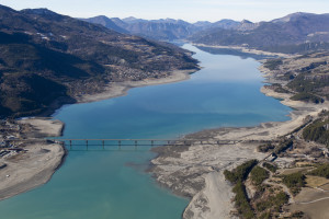 France, Hautes-Alpes (05), lac de Serre-Poncon, pont de Savines-le-Lac,  niveau bas 25 mètres sous le niveau optimal,, pont de Savnie-le-Lac (vue aérienne)