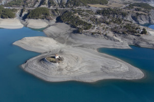 France, Hautes-Alpes (05), lac de Serre-Poncon, niveau bas 25 mètres sous le niveau optimal, Chapelle Saint-Michel de Prunières accessible à pied  (vue aérienne)