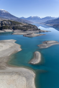 France, Hautes-Alpes (05), lac de Serre-Poncon, niveau bas 25 mètres sous le niveau optimal, Chapelle Saint-Michel de Prunières accessible à pied  (vue aérienne)