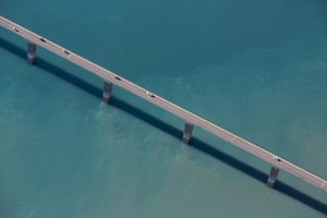 France, Hautes-Alpes (05), lac de Serre-Poncon, pont de Savines-le-Lac,  niveau bas 25 mètres sous le niveau optimal,, pont de Savnie-le-Lac (vue aérienne)