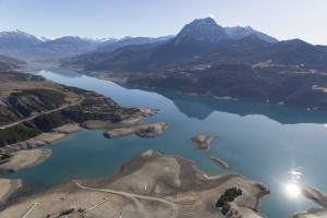 France, Hautes-Alpes (05), lac de Serre-Poncon, niveau bas 25 mètres sous le niveau optimal, Chapelle Saint-Michel de Prunières accessible à pied  (vue aérienne)