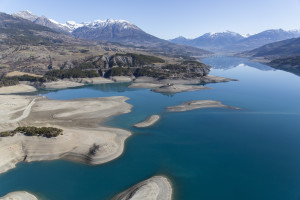 France, Hautes-Alpes (05), lac de Serre-Poncon, niveau bas 25 mètres sous le niveau optimal, Chapelle Saint-Michel de Prunières accessible à pied  (vue aérienne)