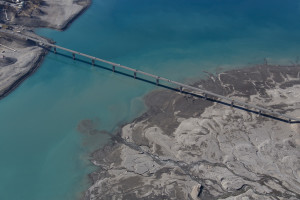 France, Hautes-Alpes (05), lac de Serre-Poncon, pont de Savines-le-Lac,  niveau bas 25 mètres sous le niveau optimal,, pont de Savnie-le-Lac (vue aérienne)