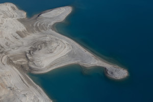 France, Hautes-Alpes (05), lac de Serre-Poncon, niveau bas 25 mètres sous le niveau optimal  (vue aérienne)