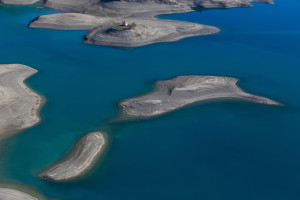 France, Hautes-Alpes (05), lac de Serre-Poncon, niveau bas 25 mètres sous le niveau optimal, Chapelle Saint-Michel de Prunières accessible à pied  (vue aérienne)