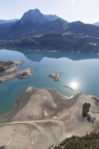 France, Hautes-Alpes (05), lac de Serre-Poncon, niveau bas 25 mètres sous le niveau optimal, Chapelle Saint-Michel de Prunières accessible à pied  (vue aérienne)