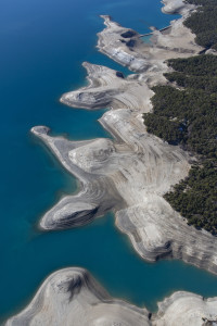 France, Hautes-Alpes (05), lac de Serre-Poncon, niveau bas 25 mètres sous le niveau optimal  (vue aérienne)