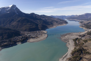 France, Hautes-Alpes (05), lac de Serre-Poncon, pont de Savines-le-Lac,  niveau bas 25 mètres sous le niveau optimal,, pont de Savnie-le-Lac (vue aérienne)