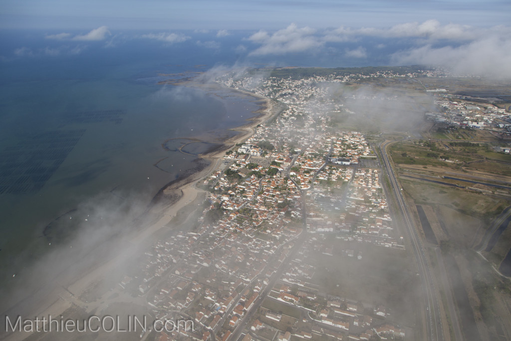 France, Vendée (85), Ile de Noirmoutier, La Guériniere dans les nuages (vue aérienne)