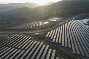 France, Gard (30) La Grande Combe près d'Alès, centrale solaire photovoltaïque sur ancienne halde minière , Urbasolar, puissance totale 5 MWc sur 8 Ha, production annuelle d’électricité : 7 000 MWh (vue aérienne)