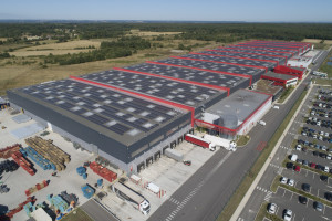 France,  Tarn-et-Garonne (82), Montbartier, plateforme logistique Easydis Casino, toit solaire, Urbasolar (vue aérienne)