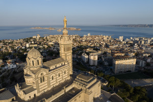 France, Bouches-du-Rhône (13), Marseille, basilique Notre-Dame de la Garde, la Bonne Mère, l'archipel du Frioul et la mer (vue aérienne)