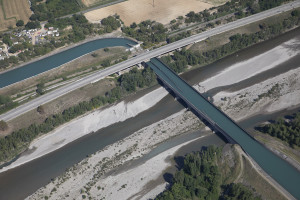 France, Alpes-de-Haute-Provence, Villeneuve (04180), Canal EDF, Pont Canal sur la Durance (vue aérienne)