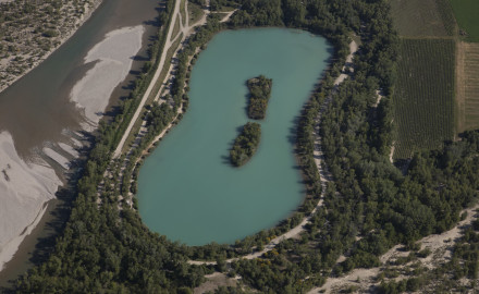 France, Alpes-de-Haute-Provence,  Oraison (04700), plan d'eau les Buissonnades au bord de la Durance (vue aérienne)