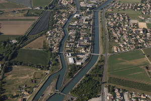 France, Alpes-de-Haute-Provence, Villeneuve (04180), Canal EDF, Les majistelles (vue aérienne)
