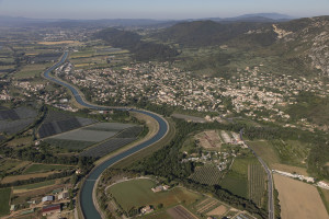 France, Alpes-de-Haute-Provence, 04130 Volx , courbure du canal EDF (vue aérienne)